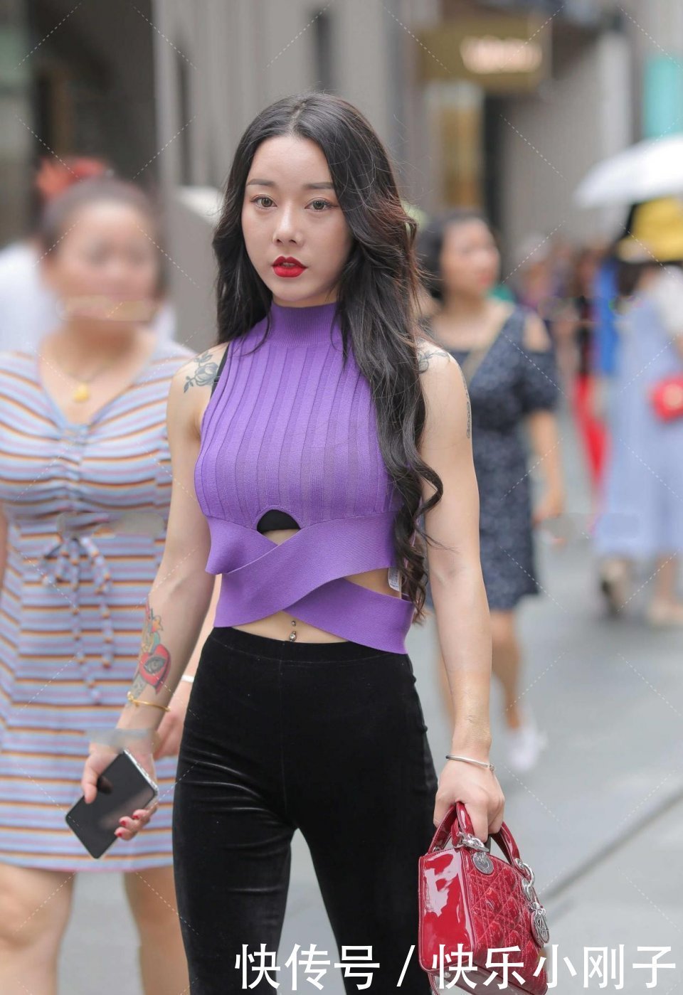 紫色|看起来就活的比较奔放，怎么会有如此高级的美女，带来复古高级感