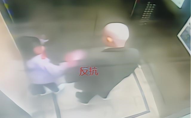坏人|女孩在电梯里遇到“坏爷爷”,神走位躲开咸猪手,父母教育是关键