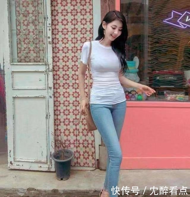 穿出|街拍:个性气质显眼的小姐姐,曲线丰腴,平价单品穿出时髦感!