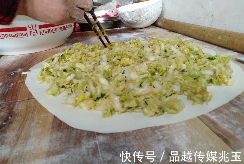 新招|河南农村50岁阿姨出新招，白菜别再炒着吃了，这样做小孩抢着吃