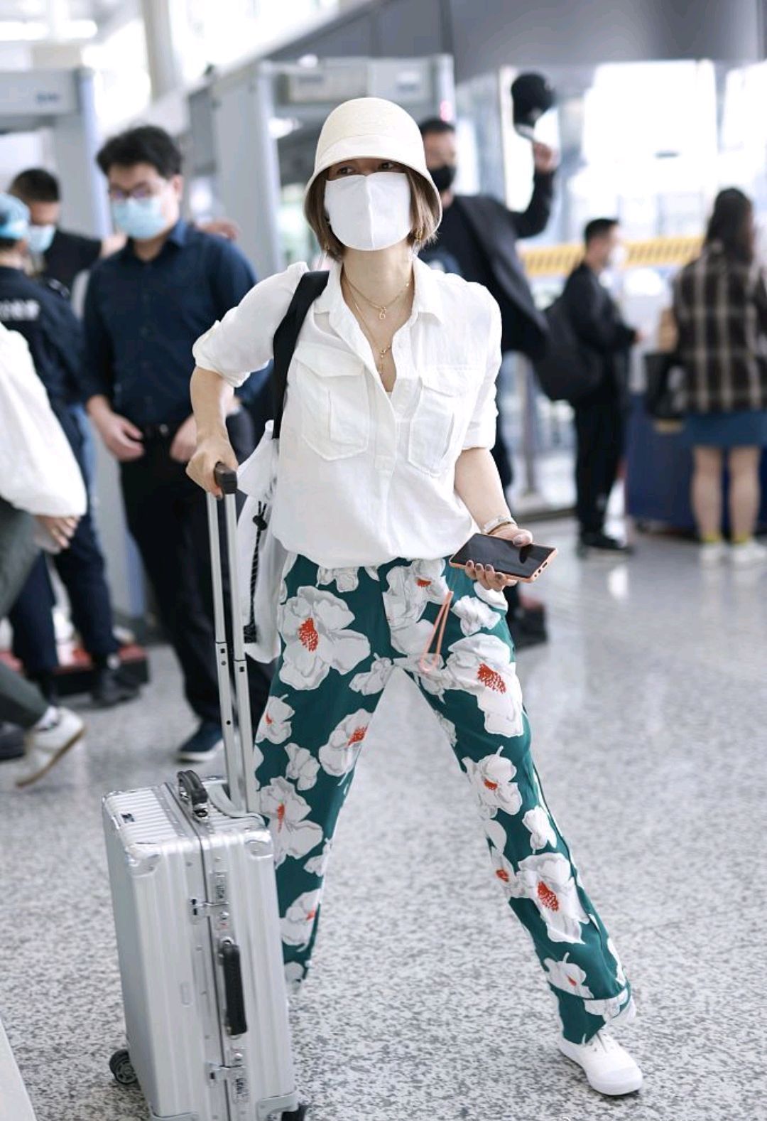光泽感|马伊琍真是个“衬衫控”,白衬衫配印花阔腿裤简约清爽,减龄大气