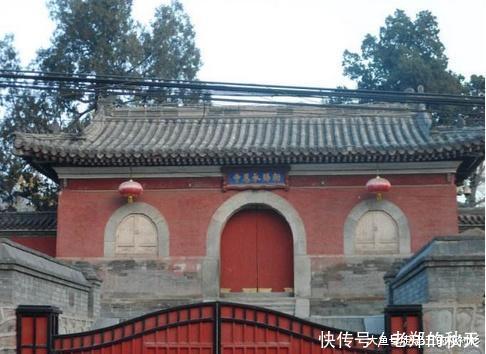 中国最神秘寺庙，500年没开门不受香火，有人翻墙进去后不淡定