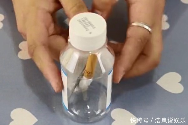 把一根香烟和钥匙塞进塑料瓶中,每个人都用得上,家家户户都需要