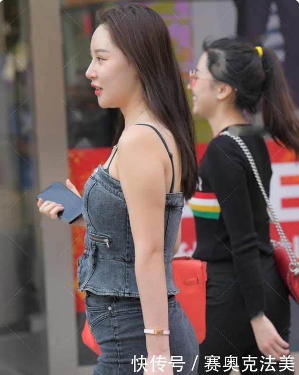 牛仔服 灰黑色修身吊带牛仔衫配灰色修身短裙,清凉时尚,少女十足