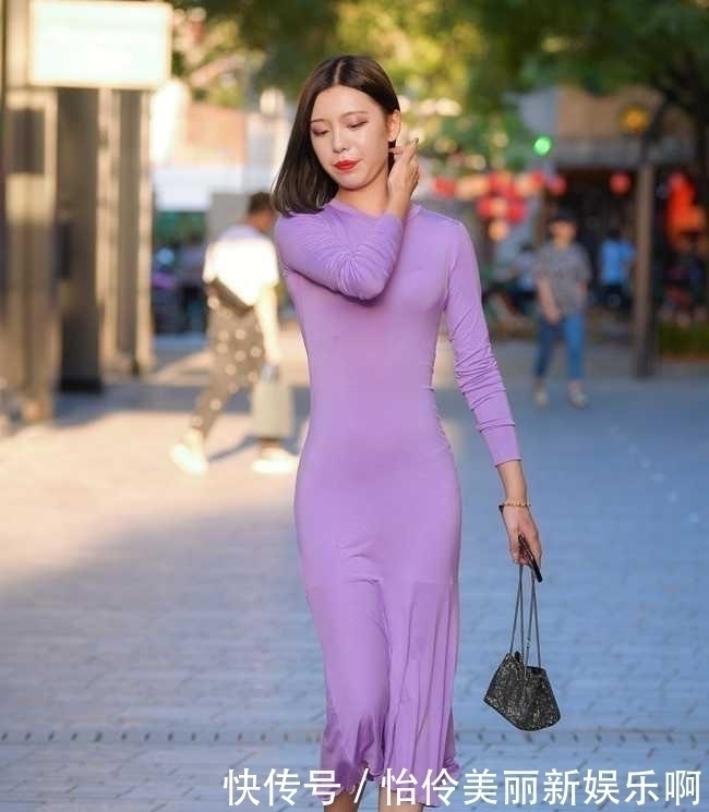 美女一件连衣裙,硬是穿出了紧身衣的效果