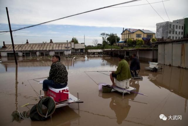 武冈|湖南这里河水上涨上百人钓鱼！一下子就有一脸盆！捞起挂...