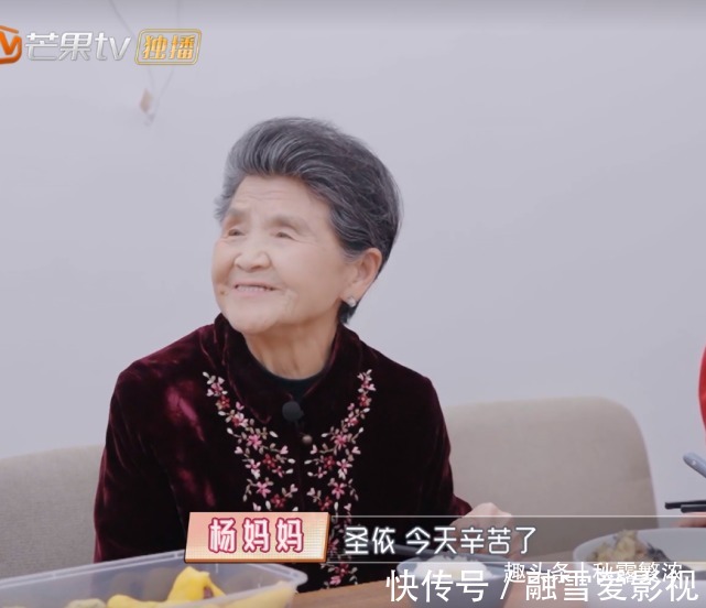 婆婆|黄圣依给婆婆洗澡,陈松伶跪地为婆婆穿鞋,孝顺背后是老公的差距