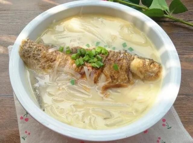 寒冷的冬天不妨试试这10款鱼汤，简单鲜美口味多，保健养生易消化