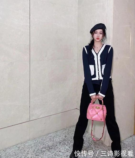 女友应援色梳子,手上戒指给足关晓彤安全感