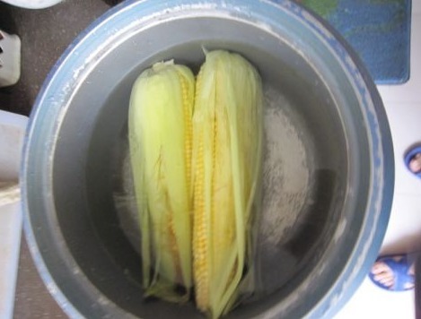 煮玉米，别只会用清水煮！学会这3个窍门，玉米软嫩清甜特好吃！