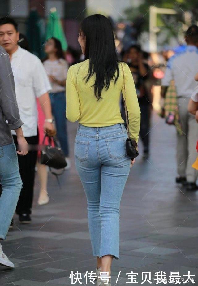 黄色针织上衣配七分牛仔裤,时尚十足,迷人中尽显优雅