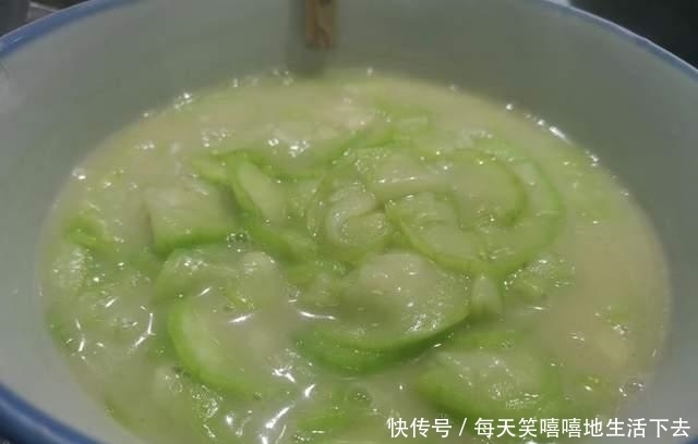 同学请客吃饭,一共6道菜,虽然看着不咋地,但是食材货真价实