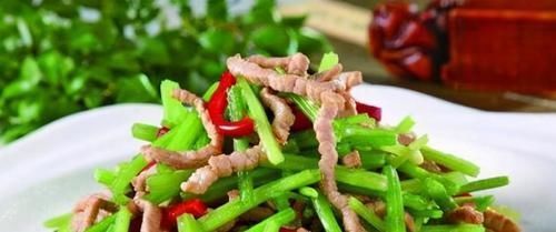 芹菜肉丝,肉丝先下锅就错了,难怪肉丝发柴不好吃,这样做才对