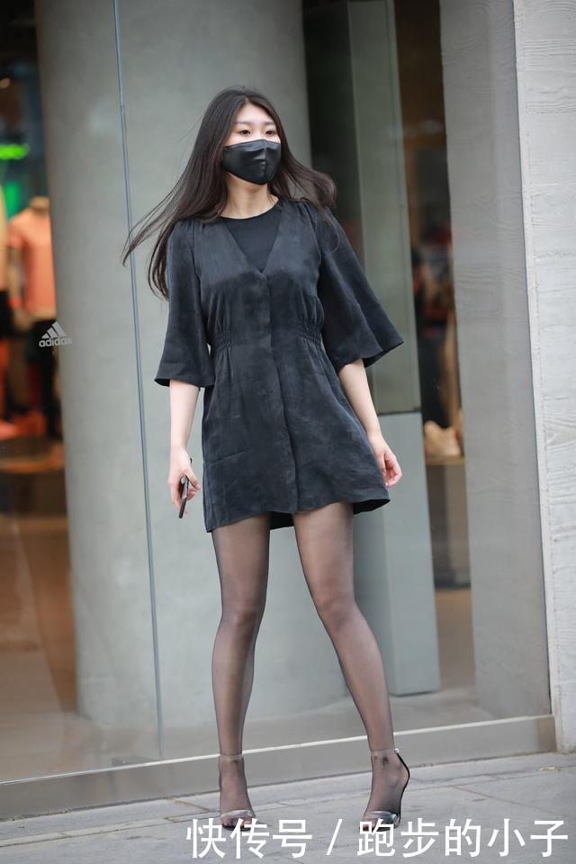 别小看“黑色丝光袜”，看看苗条美女穿出来，效果出奇的好