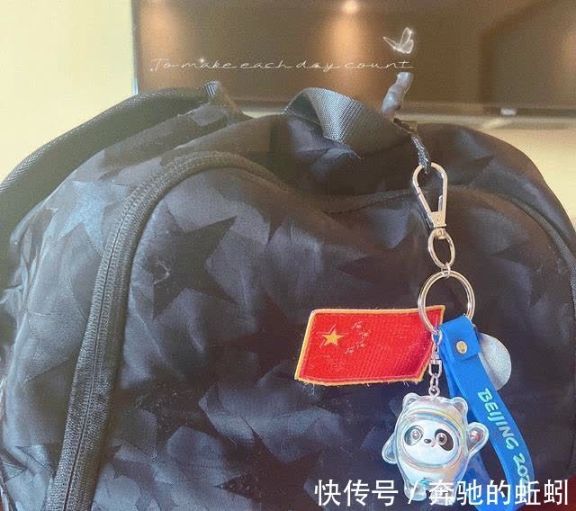 雪容融|陈梦把雪容融送孙颖莎,手捧冰墩墩炫耀,回应队友:光明正大气人