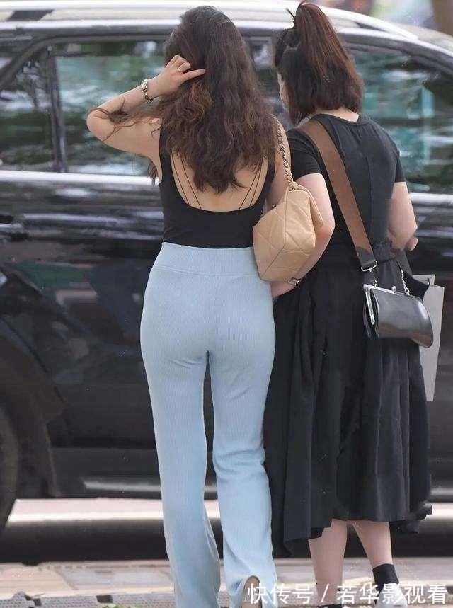 灰色 黑色无袖上衣搭米色打底裤，高级又优雅的配色，都市女性必备穿搭