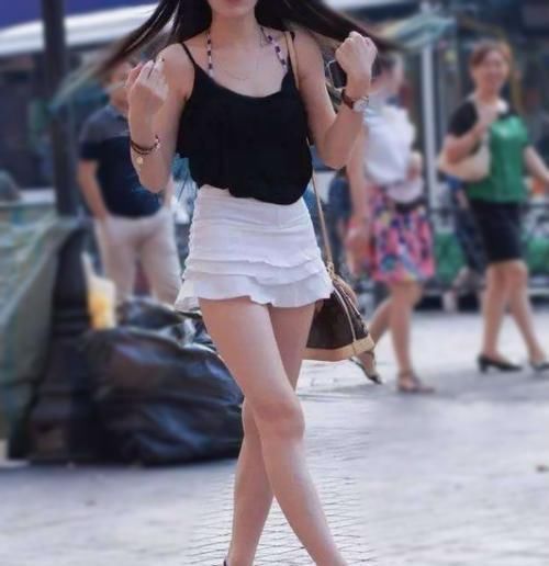 黑色|街拍白T恤+黑色皮裙,简约的款式,轻松凹造型