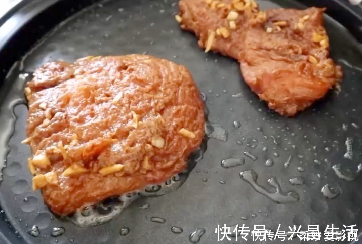 鸡胸不要炒着吃了,咱们来做个新吃法,外酥里嫩,咸香美味