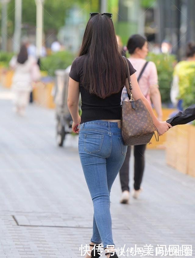 牛仔 短袖黑衬衫搭配蓝色高腰牛仔裤,简约就是时尚,走出美丽