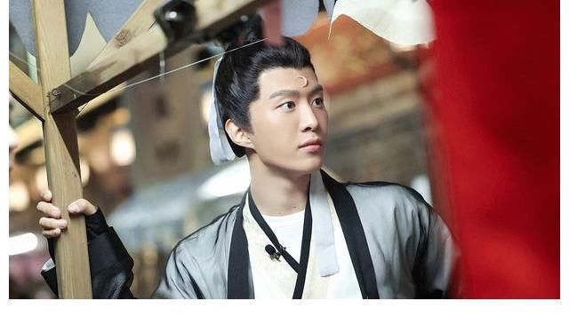 范丞丞《青春环游记3》录制花絮放出 cos包拯经典造型