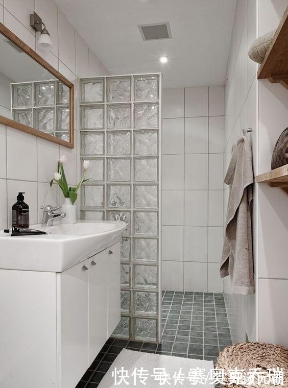 玻璃|砌玻璃砖才是我的心头爱,6㎡卫生间明亮清爽,结实耐用是几十年