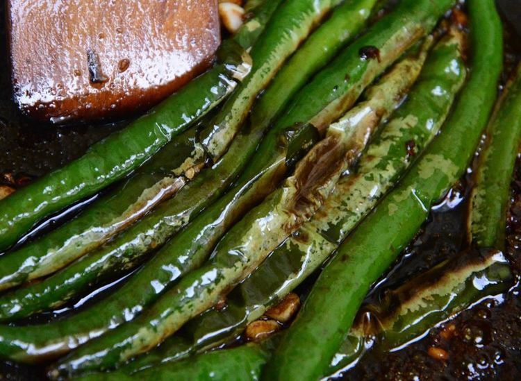 做虎皮辣椒时，别只会煸炒，如果少了这一步，不鲜不嫩，口感差！