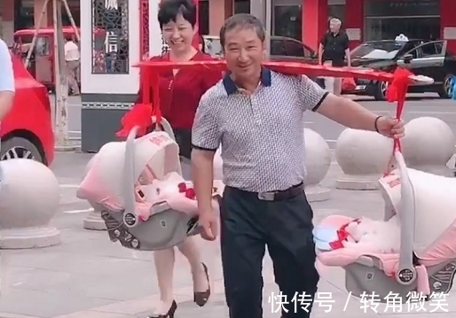孙女|姥爷“挑”双胞胎,走出六亲不认的步伐,最重的扁担