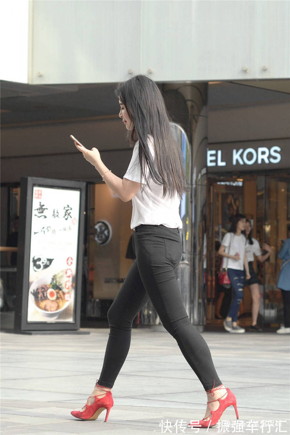 高跟鞋 黑色紧身牛仔裤搭配白色T恤,简单又显身材的穿搭