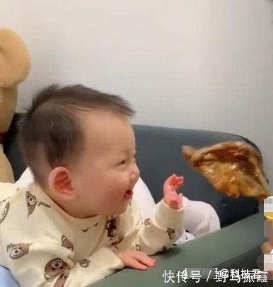 鸡腿|“逗趣奶爸”带娃走红,看到鸡腿被吃的那一刻,宝宝表情实力抢镜