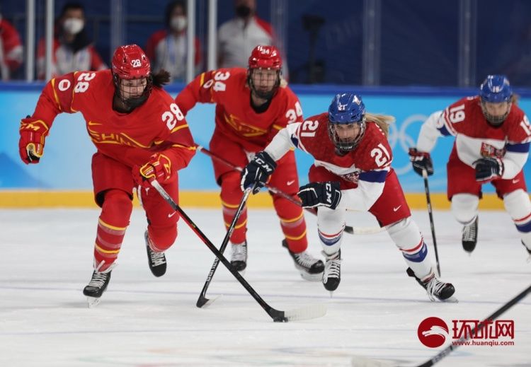 女子|中国女子冰球队首秀1:3不敌捷克队 球员离场时不少观众大喊“加油”