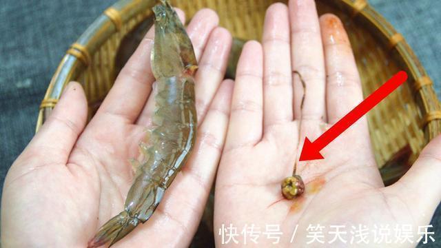 去虾线，用牙签就错了！海鲜店老板偷偷教我一招，厉害了