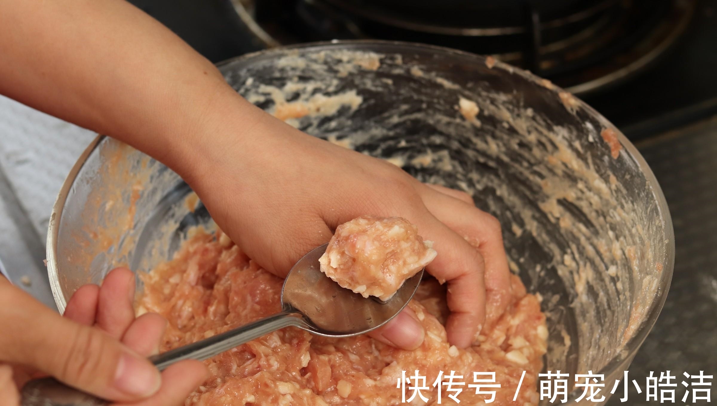 炸肉丸子,牢记“加2水,放3样”,丸子外酥里软,放凉也不硬