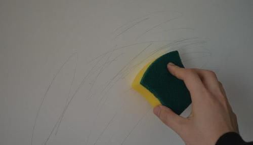 白墙脏了不用重新刷,用不值钱的东西擦一擦,立马焕然一新,真棒