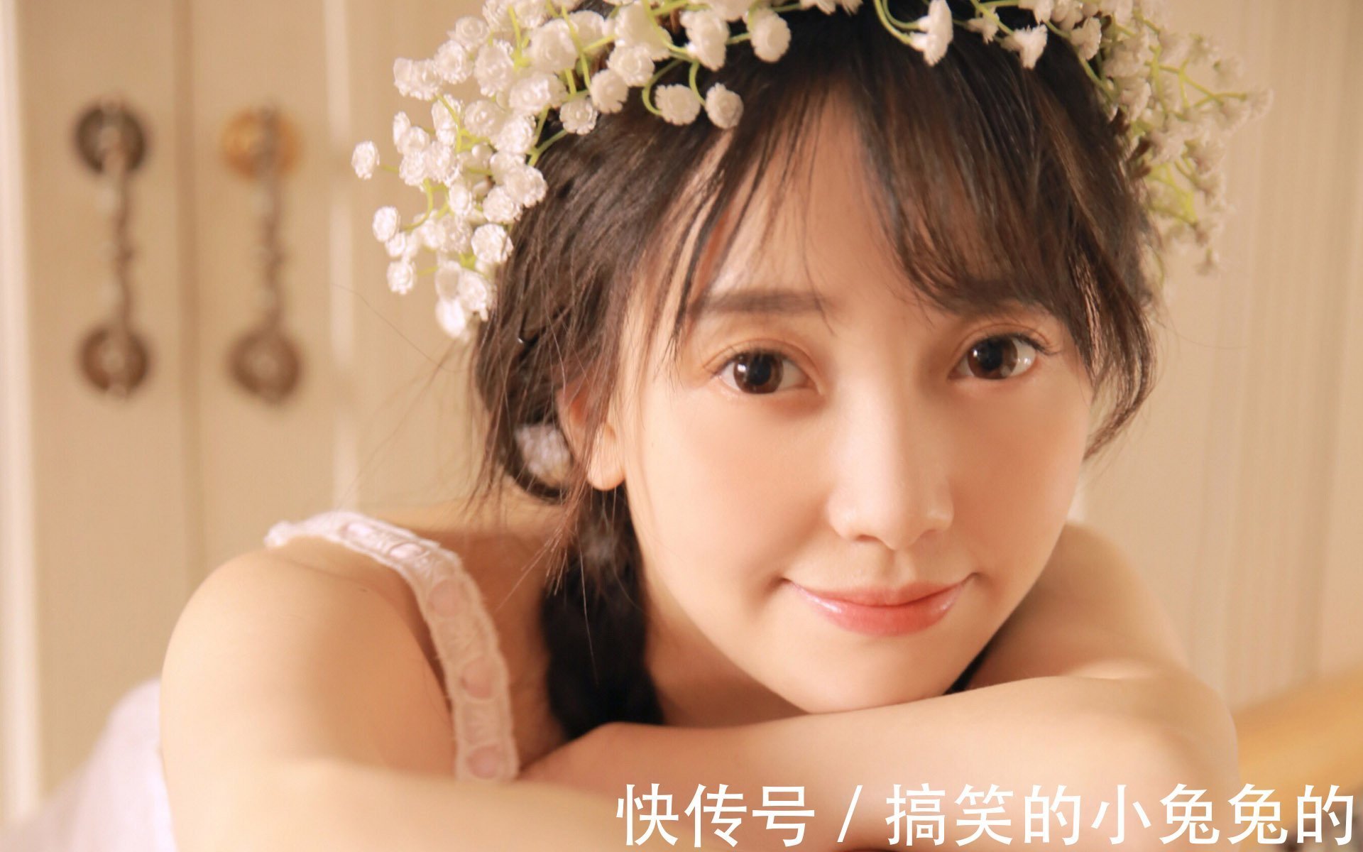 |搞笑GIF段子:狗子:我去那边溜一氵