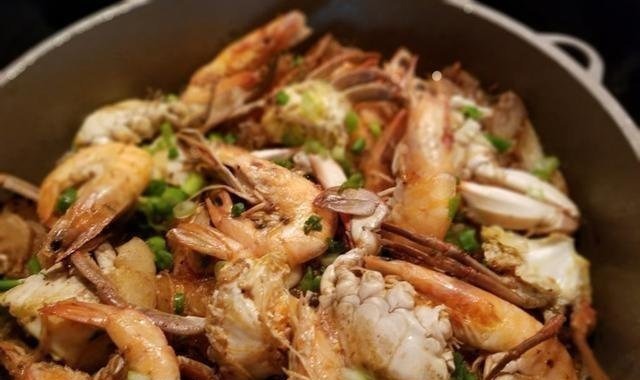 以后海鲜就这样吃,不油炸不清蒸,香气四溢,上桌连汤汁都不剩!