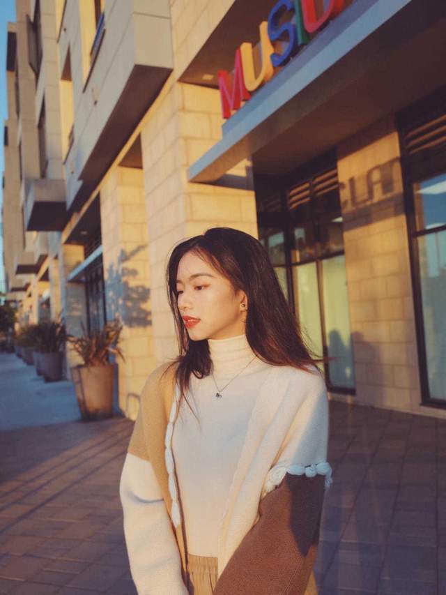 针织衫|25、35岁的韩系穿搭技巧分享，针织衫搭配百褶裙，精致高级又优雅