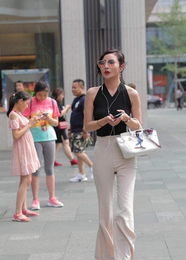 戴墨镜的时尚美女，黑色吊带搭配阔腿裤，简简单单穿出高级感