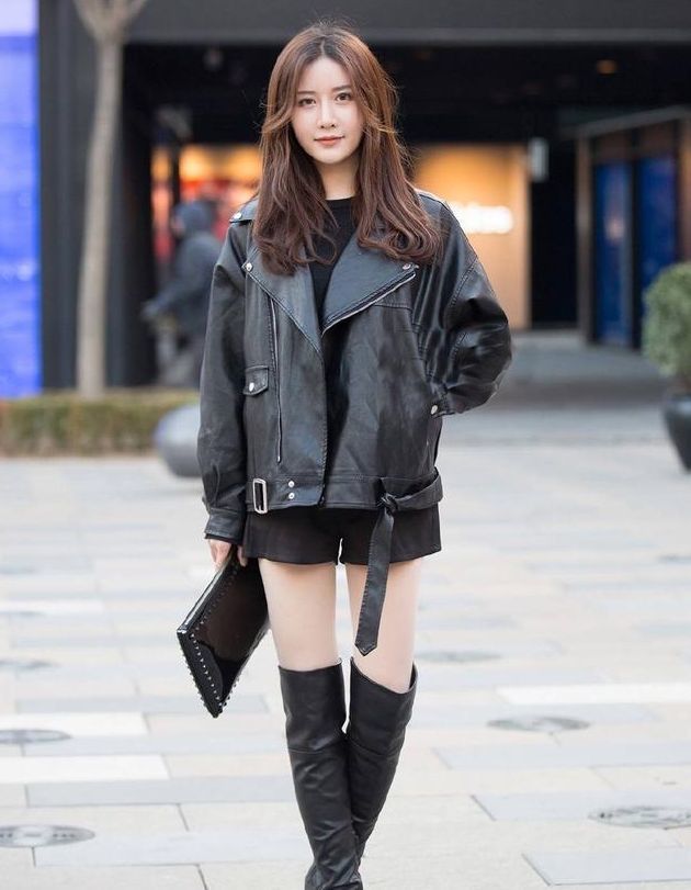街拍:美女黑色皮衣搭配黑色短裤,显得成熟稳重,靓丽大气