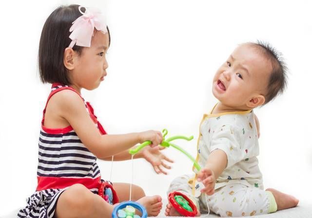 称赞|六岁姐姐打哭三岁弟弟,网上一片称赞:教育方式堪比教科书范本