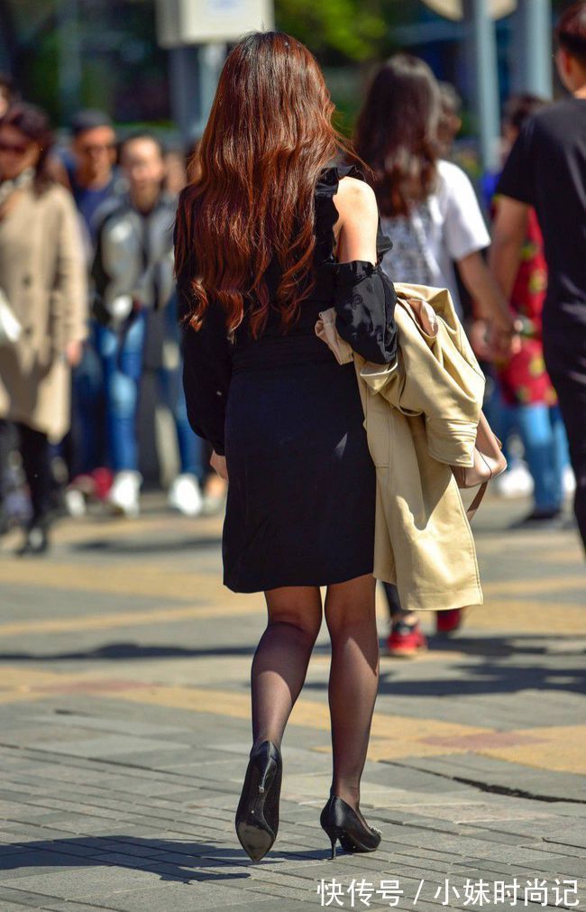路人|路人街拍:性感的黑裙美女,自带冷艳高贵的气质!