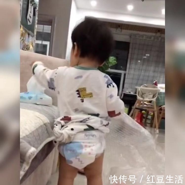 妈妈|萌娃按照亲妈的“指令”拿纸巾火了,网友:真是被安排得明明白白