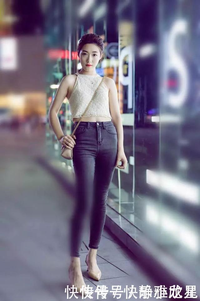 牛仔裤|街拍小姐姐深蓝色牛仔裤搭配一双高跟鞋,打造不一样的迷人气质
