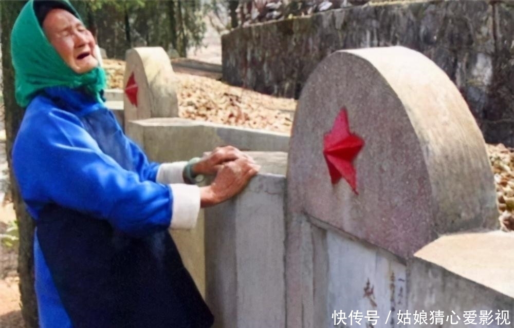 痛哭|21岁战士英勇牺牲,母亲却没路费见一面,20年后来到儿子墓前痛哭