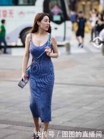 微笑|街拍:针织蓝色连衣裙衬托小姐姐迷人微笑