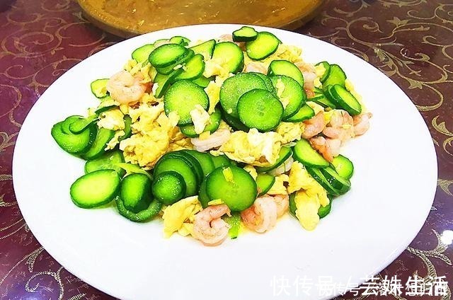 清炒虾仁|外甥女的生日宴，第9个是家乡特色菜，价格最贵，全家人抢着吃