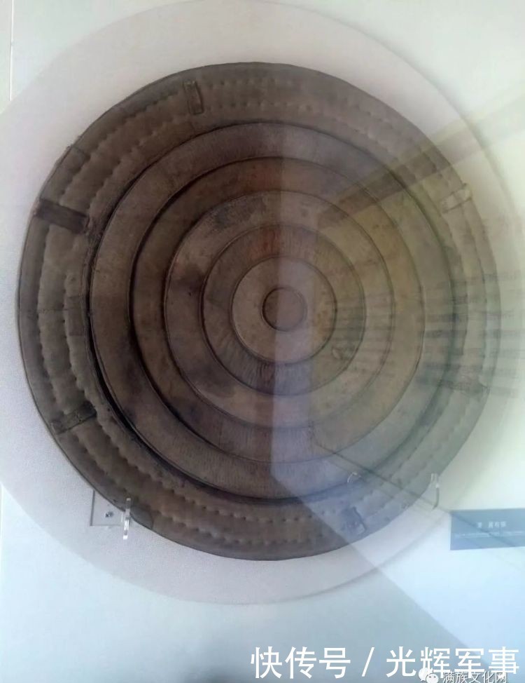 满洲的铠甲为何外边看不到甲片?