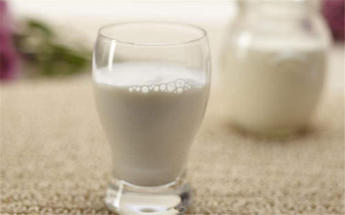 酸奶|糖尿病人喝牛奶和酸奶，餐后血糖有变化吗？营养师：推荐这样喝