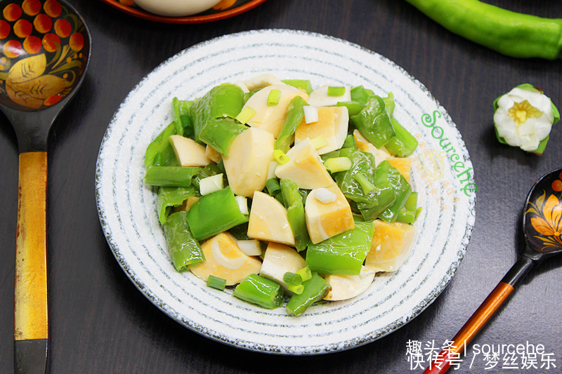 咸蛋炒辣椒时多加一步,辣椒香辣可口,软香入味,很好吃!