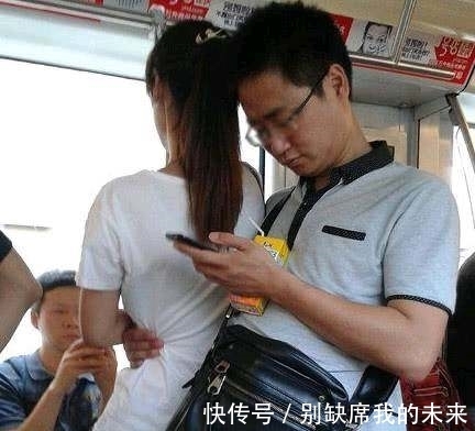 |搞笑图片幽默段子笑话：大哥，忙还是你比较忙，两只手都不够啊！