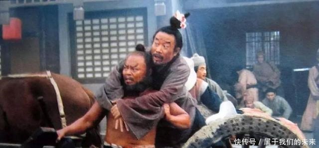 李逵|李逵喝下毒酒后,才真正识破宋江真实嘴脸,道出19个字,字字诛心!